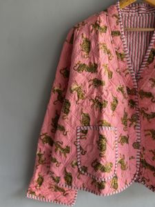 Manteau matelassé rose à imprimé tigre avec fermeture boutonnée et poches plaquées, vêtement d'extérieur décontracté pour femme, cadeau pour elle - Product Image 2