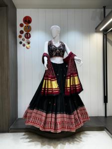 Ensemble Lehenga Choli en Soie Brodé Noir, Rouge et Or, Longueur Ras du Sol, Tenue Traditionnelle Indienne pour Mariage, Coupe Ample pour Femme - Product Image 1