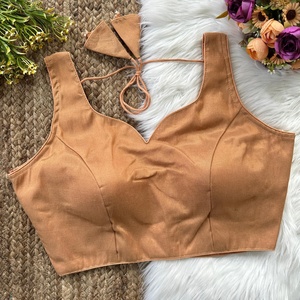 Blouse de mariage moderne et tendance, style col en V, motifs variés. Peut être utilisée avec un sari ou un lahenga, avec une manche intégrée de 10 pouces. - Product Image 2