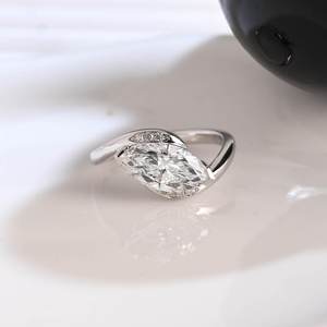 Bague Bypass en Argent 925 Plaqué Rhodium avec Moissanite Taille Marquise 2 carats à Queue Divisée, Cadeau de Mariage Raffiné pour Femme - Product Image 1