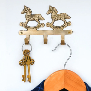 Gancho de Pared Decorativo de Metal con Forma de Caballo, Hecho a Mano en Latón Dorado, con 3 Ganchos, para Colgar Ropa - Product Image 2