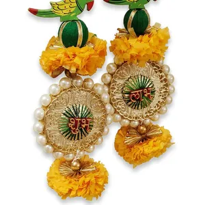 Décoration suspendue artisanale en forme de fleur jaune avec des guirlandes florales blanches, motif paon et embellissements en perles pour la décoration traditionnelle festive de la maison - Product Image 3