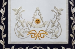 Tablier de maître maçon de la Loge Bleue en satin blanc et bleu marine avec broderies argentées et cuir blanc argenté avec cordons - Product Image 3