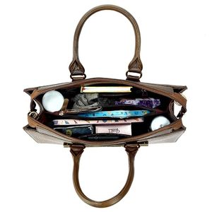 Sac fourre-tout en cuir véritable marron avec motif alligator et bandoulière pour femme, style classique, usage quotidien - Product Image 3