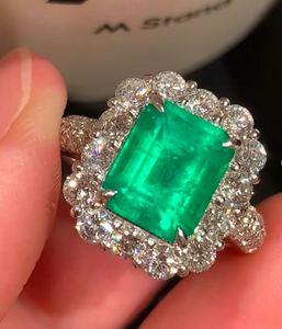 Anillo de Lujo de Plata de Ley 925 con Esmeralda Cultivada en Laboratorio de Corte Esmeralda y Detalles de Circonita Cúbica, Engaste de Garras, Bañado en Oro, Elegante Anillo con Gema - Product Image 3