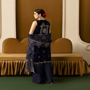 Costumes brodés de luxe pour femmes sur velours Luxury 3 Piece Party Wears par Ramsha Volume Velvet-6 Vente entière - Product Image 4