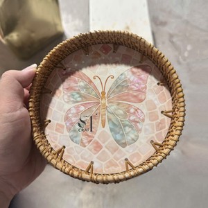 Bandeja Redonda de Ratán con Diseño de Mariposa, Hecha a Mano con Incrustaciones de Madreperla, Bandejas para Servir y Decoración del Hogar, Color y Logotipo Personalizables - Product Image 1