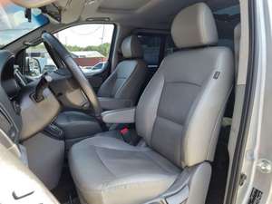 Fourgonnette d'occasion Hyundai Starex Argentée 2019, 9 places, MPV familial, véhicule de transport 4x4, voiture d'occasion coréenne - Product Image 4
