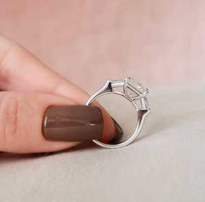 Hermoso anillo de compromiso de moissanita con corte princesa y tres piedras, con baguette lateral, en oro amarillo de 14K, anillo de promesa de tres piedras, regalo para ella. - Product Image 3