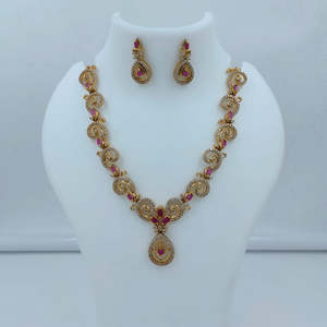 Ensemble de bijoux de créateur - Collier en pierre Pota et pierre autrichienne en forme de poire - Product Image 1