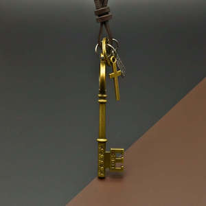 Colgante Llave del <span class=keywords><strong>Valor</strong></span> Chapado en Oro de 18K - Amuleto Religioso de Acero Inoxidable de 3 Pulgadas con Cuerda de Cuero Ajustable para Hombres y Niños - Product Image 6