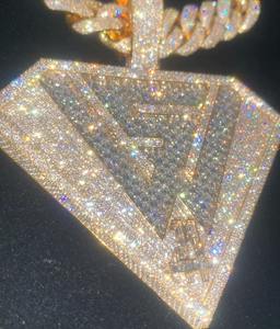 Pendentif personnalisable en or jaune 14K plaqué or, avec moissanite ronde véritable de 4 carats, lettre gravée et pierre de diamant, idéal pour les fêtes - Product Image 3