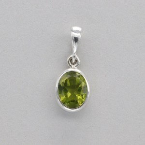 Pendentif solitaire en argent sterling 925 plaqué rhodium avec serti clos, péridot, style bohème minimaliste, pour un usage quotidien, bijoux unisexe - Product Image 5