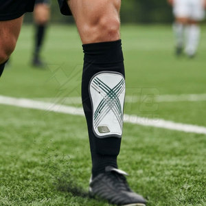 Protège-tibias de football en EVA pour adultes, fabriqués au Pakistan, avec protection professionnelle, forme profilée pour un ajustement parfait et des mouvements fluides lors des matchs. - Product Image 3