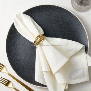 Rond de serviette en métal détaillé fabriqué à la main conçu pour les réceptions de mariage haut de gamme avec des tables formelles sophistiquées - Product Image 3