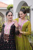 Robes longues Anarkali tendance en faux georgette pour le festival de Navratri, imprimé Laheriya, patchwork Kutchi, design ethnique moderne