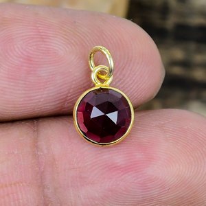 Collier avec pendentif en grenat rouge naturel de forme ronde, chaîne en argent sterling 925 plaqué or 18 carats - Product Image 3