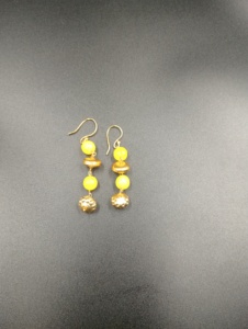 Pendientes Colgantes Amaira Jewels Chapados en Oro con Cuentas de Resina Amarilla y Perlas de Imitación, Joyería Vintage Hindú para Mujer - Product Image 4