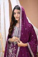 Ensemble ethnique haut de gamme Chinon avec broderie à sequins et fils multiples, comprenant un haut, un Sharara de 38 pouces à taille élastique et un Dupatta de 2,2 mètres, idéal pour les fêtes.