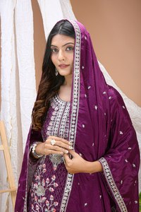 Ensemble ethnique pour femme : haut brodé chinon de qualité supérieure avec travail multi-fils, sharara de 38 pouces à taille élastique et dupatta de 2,2 mètres - Product Image 4