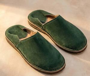 Pantuflas Babouche Marroquíes Hechas a Mano: Zapatos Sin Cordones de Cuero de Ante Verde para Hombre y Mujer |   Mocasines Tradicionales para Interiores - Product Image 2