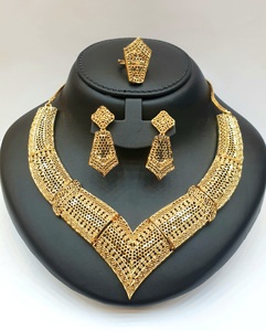 Juego de Joyería Clásica Indo-Africana Chapada en Oro de 24K (Collar/Aretes/Anillo) para Regalo de Boda o Compromiso - Joyería de Latón Hecha a Mano - Product Image 1