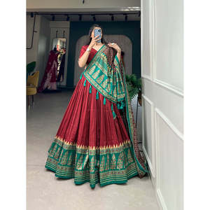 Atractivo rojo Tussar seda y estampado Lehenga Choli con Dupatta - Product Image 4