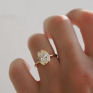 Anillo de Compromiso y Boda Solitario Étnico con Diamante Ovalado de 1.50CT Cultivado en Laboratorio, Brillante y Espléndido, para Mujer, Oro Amarillo de 14K con Engaste de Garras - Product Image 2