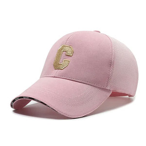 หมวกแก๊ปทรง Trucker สีกากี ปักลาย C สีดำ ด้านหน้าผ้าวอช ด้านหลังตาข่าย ทรงพอดีศีรษะ ใส่ได้ทั้งชายและหญิง สไตล์ลำลอง สำหรับฤดูใบไม้ผลิและฤดูร้อน - Product Image 1