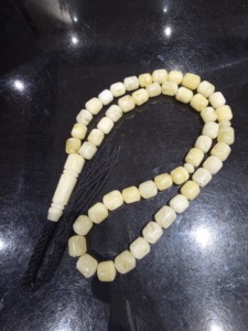 Tasbih Musulmán Religioso de Resina Brillante Ecológica de Lujo, Diseño Redondo Hecho a Mano para Uso en Múltiples Ocasiones - Product Image 5