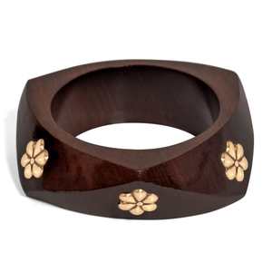 Bracelet artisanal en bois de Sheesham avec incrustation en laiton doré, style bohème chic, large et épais, bracelet manchette empilable. - Product Image 1