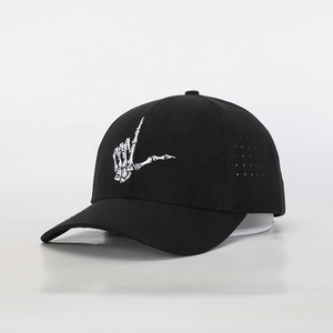 Casquette de sport pour homme à 6 panneaux, broderie personnalisée avec logo, haute qualité OEM, en polyester noir, avec trous découpés au laser - Product Image 5