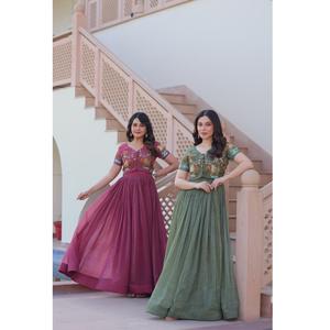 Robe indienne modeste à manches mi-longues, col en V, broderie, couvrante, disponible en deux couleurs : vert olive et rose mauve foncé - Product Image 1