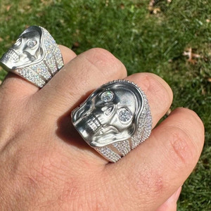 Anillo Exclusivo de Plata 925 con Diamante Cultivado en Laboratorio en Forma de Calavera, con Detalles Faciales en 3D y Superficie Completamente Brillante - Product Image 1