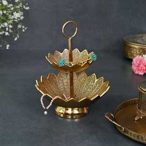 Plateau décoratif doré tendance avec motif floral gravé en forme de feuille, design traditionnel, emballage individuel - Product Image 2