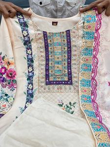 Costume en soie lilas magnifiquement décoré avec des impressions numériques et des broderies miroir faites à la main, ensemble de costume fait main. - Product Image 2