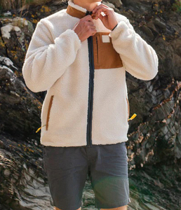 Veste streetwear personnalisée pour homme en polaire sherpa avec poche poitrine contrastante marron, col montant et fermeture éclair, doublure sherpa - Product Image 5