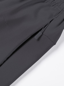 Shorts en polyester noir uni pour homme, taille mi-haute, cordon de serrage, décontracté, séchage rapide, tissu satiné tissé - Product Image 3