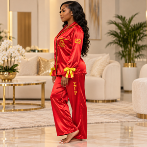 Ensemble de pyjama en satin pour femmes NSPDK, manches longues, boutonné, brodé, deux pièces, rouge avec bordure dorée, ensemble de pyjama lounge - Product Image 3