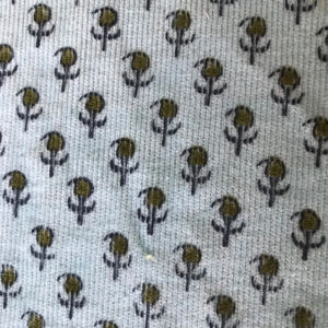 Tela de algodón india estampada a mano con motivos florales de olivo sobre fondo gris |   Textiles Artesanales Indios - Product Image 2