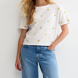 เสื้อยืดคอกลมแขนสั้นสีดำประดับดอกไม้ประดับเพชรพลอยสำหรับผู้หญิงสวมใส่สบายทุกฤดูกาล - Product Image 2