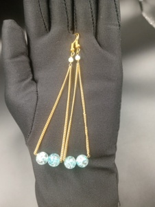 Boucles d'oreilles créoles minimalistes plaquées or avec perles, couleur bleu fantaisie taille brillant, pour femme, idéales pour les fêtes, le quotidien, cadeau, bijoux fantaisie - Product Image 5