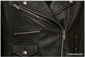 Chaqueta de cuero negra para mujer, estilo poncho, chaqueta de motociclista, capa oversize moderna con detalles de cremallera, moda de invierno, ropa urbana premium - Product Image 5