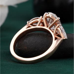 Anillo de Compromiso Ovalado de 2.36 CT con Tres Piedras, Claridad VS1/VVS2, Diamante Natural Cultivado en Laboratorio, Engastado en Oro Amarillo Rosa de 14K, Certificado por IGI - Product Image 3