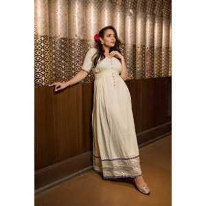 Robe blanche Daisy Silver, silhouette trapèze, tissu en mousseline, taille naturelle - Product Image 3