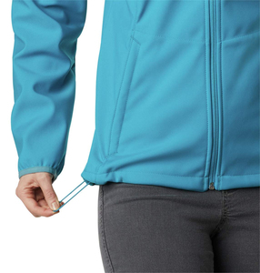 Comodidad con tacto suave, estructura flexible y estilo versátil para adaptarse a la intemperie. Chaqueta softshell para mujer diseñada para actividades al aire libre. - Product Image 6