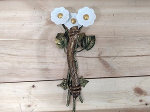Poignée de portail traditionnelle en fer forgé à la main ; Résistante à la rouille, facile à installer ; Comprend un motif de marguerite blanche avec un centre jaune - Product Image 2