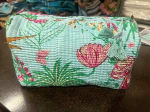 กระเป๋าเครื่องสำอางผ้าฝ้ายสำหรับเดินทางสำหรับผู้หญิง ขายส่ง กระเป๋าใส่เครื่องสำอางแบบควิลท์ลายดอกไม้ ปักอักษรย่อสั่งทำพิเศษ - Product Image 3