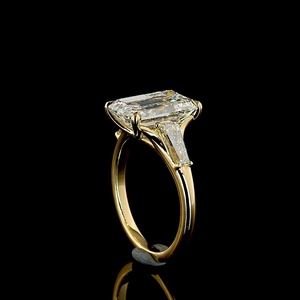 Fabricant de bijoux sur mesure, certifié IGI, bague en moissanite taille émeraude 4 carats, or 14 carats, baguette conique, trois pierres, bague d'anniversaire - Product Image 2