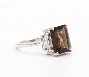 Vente en gros de bagues en argent sterling 925 massif avec émeraude naturelle, quartz fumé taille baguette et trois pierres en CZ, bijoux fins Memoria Jewels - Product Image 2